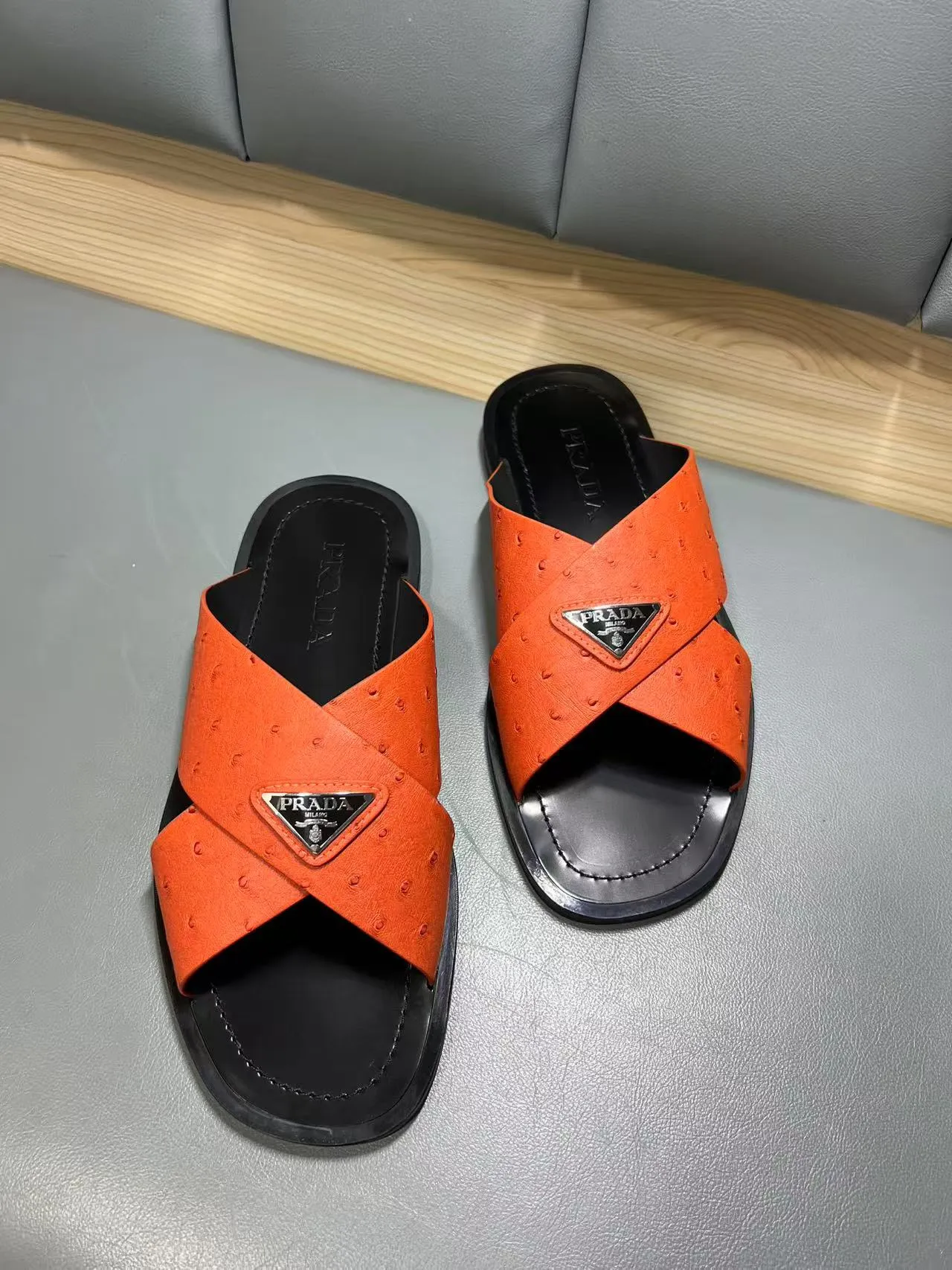 340💰PRADA Prada’s latest slippers are synchronized with the official website. This slipper is made of the brand’s unique and iconic Saffiano leather. The brand logo jumps out from the double straps, and the brand style is clearly visible. Cowhide gives men elegant charm and functional design, making it an ideal choice for vacation and leisure. Size:38-45